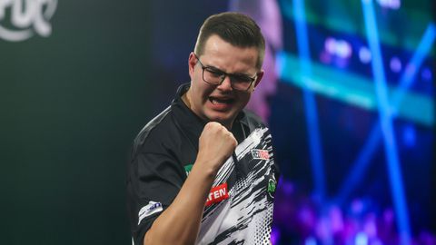 'Zelfverzekerde' Gian van Veen trakteert WK darts op 'onnodig' hoogtepunt na schrikmoment