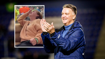 Louis van Gaal laat zijn vrouw niet meer bijkomen van het lachen na opmerking over 'borsten': 'Is dat niet wat het betekent?'