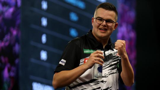 Topdarter Gian van Veen dook tussen WK-wedstrijden door op bij toernooi in Nederland: 'Prima!'