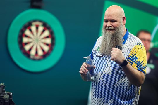 Stuntende darter (50) bezorgt hoofdsponsor van WK een vervelend probleem