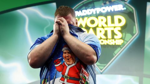 Tranen en vingertje naar de hemel bij Engelse WK-darter: 'Ik voelde dat ze erbij was'