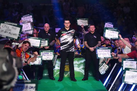 Live WK darts | Gian van Veen zet statement neer tijdens schitterende avond vol publiekslievelingen