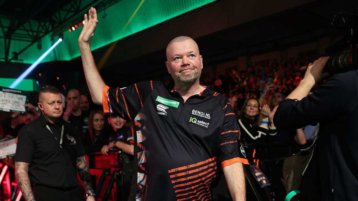 Raymond van Barneveld keert laat terug van vakantie naar Thailand