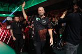 Raymond van Barneveld speelt vrijdagavond op de Dutch Darts Masters, dinsdags vloog hij pas terug uit Thailand. ©PDC Darts
