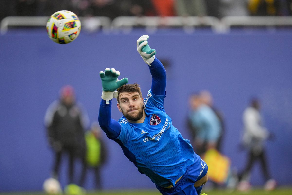 Lionel Messi scoort bijna rechtstreeks uit corner, maar Nederlandse keeper voorkomt dat