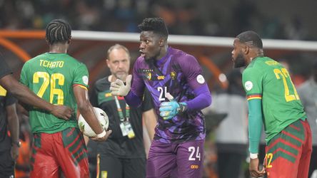 André Onana op de bank bij Gambia - Kameroen na beroerde wedstrijd tegen Senegal