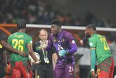 André Onana op de bank bij Gambia - Kameroen na beroerde wedstrijd tegen Senegal