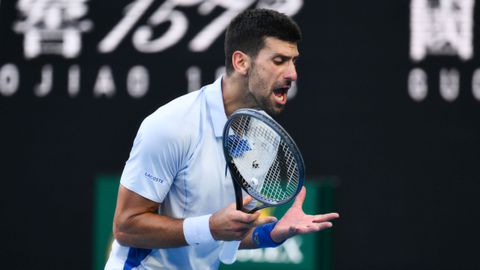 Novak Djokovic ruziet met zijn onoplettende team nadat hij iets niet kan vinden in tennistas