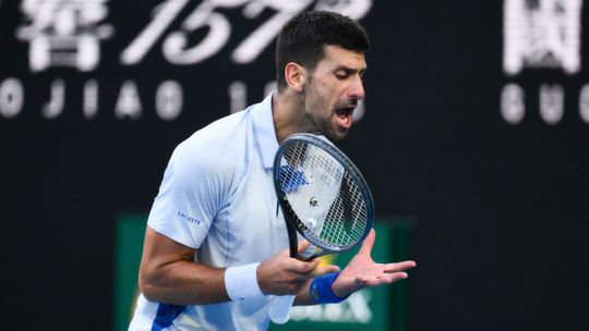 Novak Djokovic ruziet met zijn onoplettende team nadat hij iets niet kan vinden in tennistas