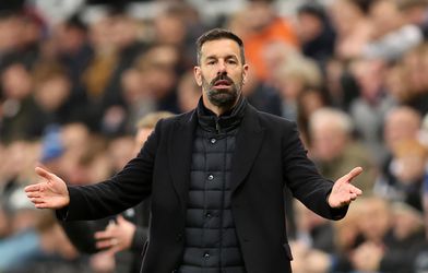 'Ruud van Nistelrooij zorgt voor onrust bij Leicester City: spelers verbazen zich over gedrag van eigen coach'