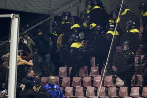 Stewards en speurhond gewond na ongeregeldheden bij FC Utrecht, schade bezoekersvak groot
