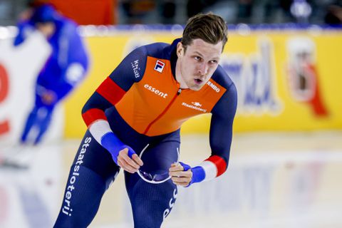 De boel gaat kapot bij rit van Nederlandse schaatser in World Cup: 'Het ligt in de baan, dat is een risico'