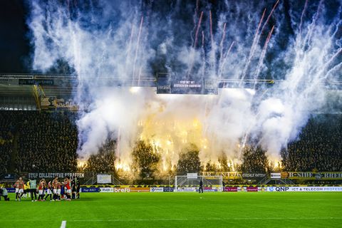 Algemeen directeur uit de Eredivisie spreekt zich uit over vuurwerk in het stadion: 'Je weet dat het eraan zit te komen'
