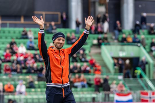 Schaatswonder Jordan Stolz houdt huis op 1500 meter in Inzell, Kjeld Nuis naar podium bij laatste World Cup