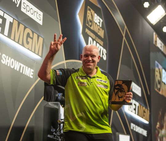 Michael van Gerwen barst van zelfvertrouwen na wéér een zege in Premier League: 'En er zit nog meer in'