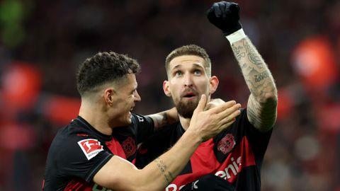 Bayer Leverkusen wint weer en pakt Duits record van Bayern af