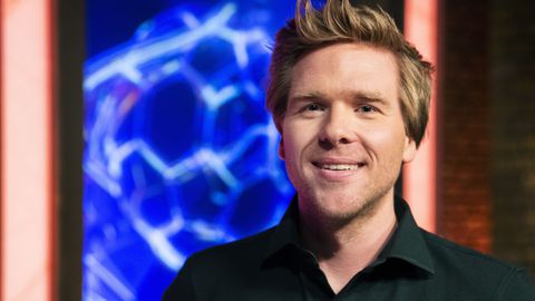 Studio Voetbal-presentator Sjoerd van Ramshorst maakt zangdebuut in Met het mes op tafel