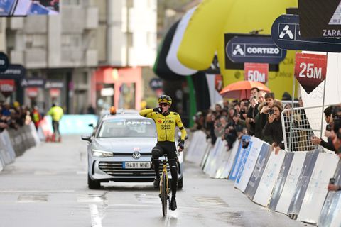 Jonas Vingegaard grijpt leiding in Spanje na ritzege, Olav Kooij wint na fotofinish vierde etappe UAE Tour