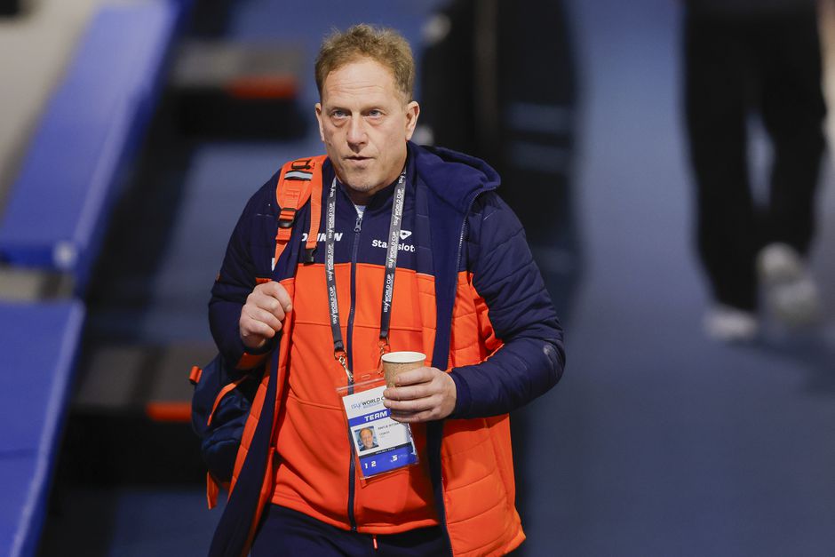 Schaatsbondscoach Rintje Ritsma laat zich lachend uit over WK afstanden: 'Die derde vertel ik je nog niet'
