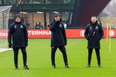Pijnlijke misser Feyenoord komt aan het licht, assistent-trainer met 'buikpijn' weggestuurd