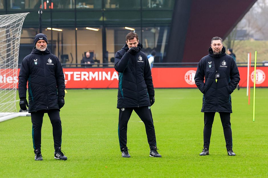 Pijnlijke misser Feyenoord komt aan het licht, assistent-trainer met 'buikpijn' weggestuurd
