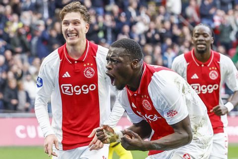 Ajax neemt afstand van PSV in strijd om landstitel dankzij zege op tiental Go Ahead Eagles