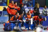 Oranje-schaatssters laten zich in chaotische teamsprint verrassen door uitzinnige thuisrijders