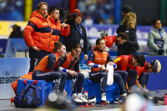 Oranje-schaatssters laten zich in chaotische teamsprint verrassen door uitzinnige thuisrijders