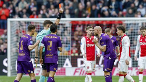 Flinke kritiek op scheidsrechter Joey Kooij tijdens Ajax - Go Ahead Eagles: 'Wat is dit nou? Kom op man'