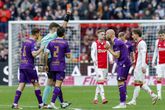 Flinke kritiek op scheidsrechter Joey Kooij tijdens Ajax - Go Ahead Eagles: 'Wat is dit nou? Kom op man'