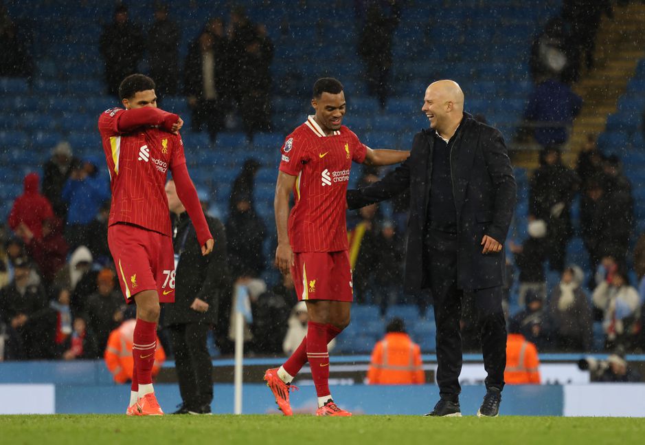 Engelse media zijn zeker na 'vernederende' zege Liverpool: 'We kunnen stoppen met doen alsof'