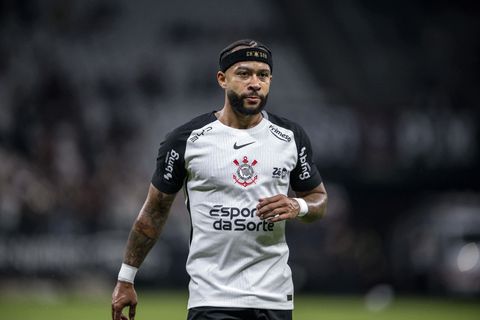 Memphis Depay getuige van ellenlange strafschoppenserie, titelverdediger ternauwernood naar halve finale