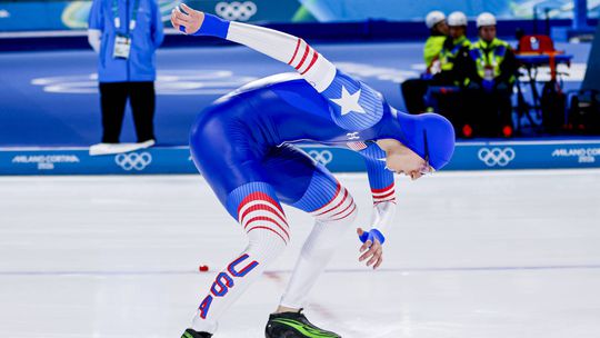 Schaatskampioen Jordan Stolz toont indrukwekkend lichaamsdeel op tv: 'Wat krijgen we nou!'