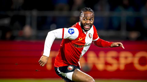 Voetbalicoon Rafael van der Vaart snoeihard voor Feyenoord-aanwinst: 'Dan komt hij niet eens bij Kozakken Boys mee'