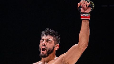 MMA-vechter Roberto Satoshi ramt tegenstander knock-out en vraagt vriendin ten huwelijk