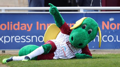 Mascotte van Northampton neemt speler van Derby in de zeik