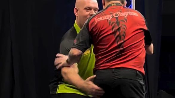 Michael van Gerwen slaat Jonny Clayton tweemaal op zijn billen