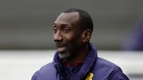 Boze Jimmy Floyd Hasselbaink achtervolgt bij Engeland - Brazilië de grensrechter