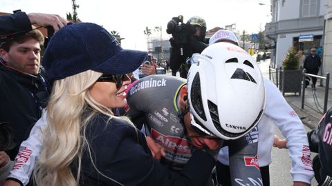 Stralende vriendin Mathieu van der Poel deelt emotionele beelden na winst in Milaan-San Remo