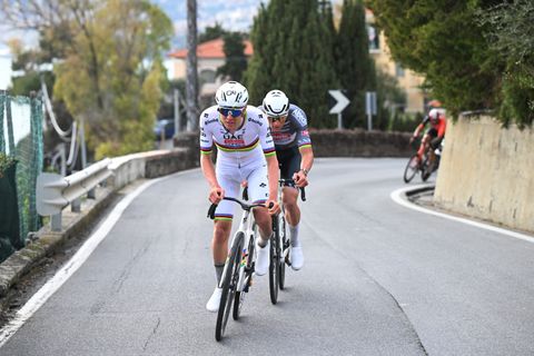 Mathieu van der Poel zet Tadej Pogacar te kijk met opvallende actie in Milaan-San Remo