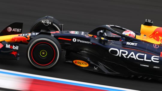 Buitenlandse media zien 'nauwelijks zichtbare' Max Verstappen bij GP van China: 'Geen schijn van kans'