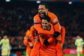 Tijjani Reijnders viert zijn doelpunt samen met Memphis Depay. ©Getty Images