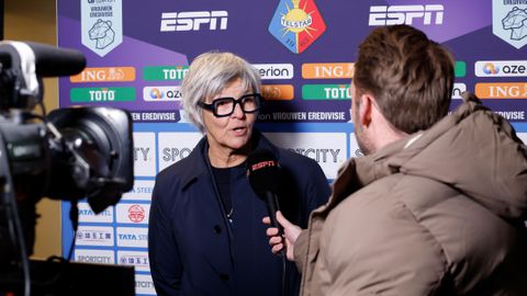 Trainster Ajax Vrouwen baart voor derde keer opzien met opvallende uitspraak: 'Zuur voor iedereen'