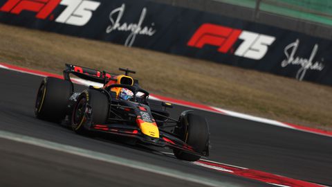 'Figurant' Max Verstappen deelt wél tik uit aan Ferrari, McLaren domineert in China