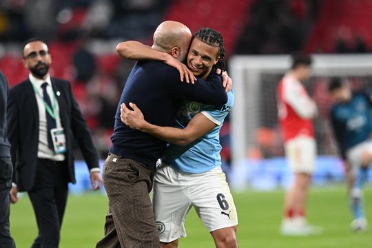 Oranje-international Nathan Aké knuffelt intiem met City-trainer Pep Guardiola: 'Zoveel meegemaakt'