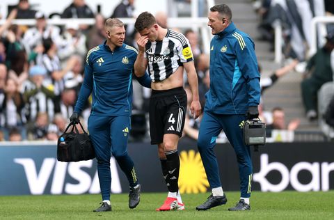 Geplaagde Newcastle-verdediger Sven Botman ondergaat operatie aan gezicht na fikse klap