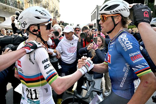 Eerste tik van Tadej Pogacar verandert weinig voor Mathieu van der Poel richting klassiekers: 'Hij blijft favoriet'