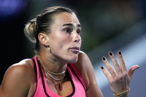 Toptennisster Aryna Sabalenka veroorzaakt golf van verbazing: 'Het is de mooiste taal om in te vloeken'