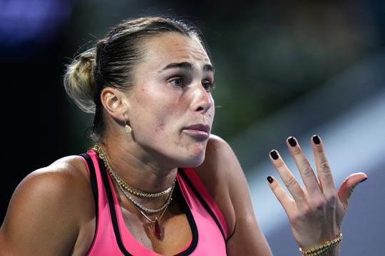Toptennisster Aryna Sabalenka veroorzaakt golf van verbazing: 'Het is de mooiste taal om in te vloeken'