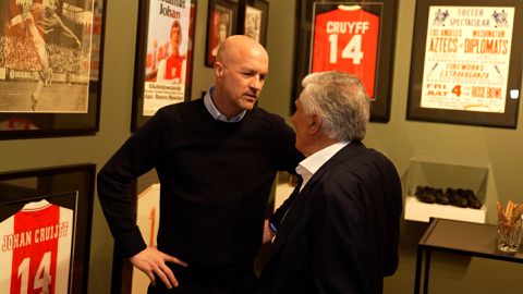 Zoon van Johan Cruijff haalt op tiende sterfdag curieuze herinneringen op: 'Vraag me niet waarom'
